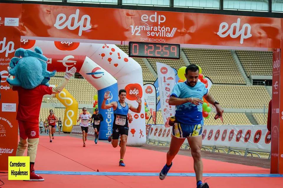 Javi a su llegada al estadio olímpico de Sevilla tras completar la media maratón. 