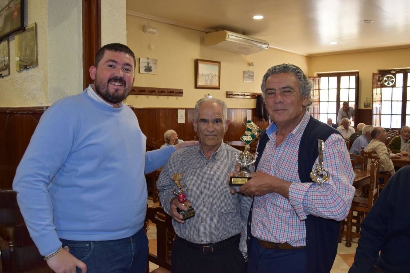 El concejal Fran Cruces ha sido el encargado de entregar los premios en el Hogar del Pensionista. 
