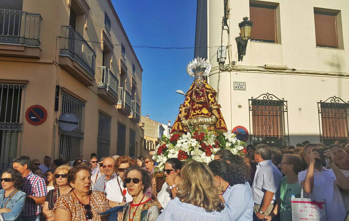 La Virgen de Piedraescrita, ayer a su paso por la calle Real. 