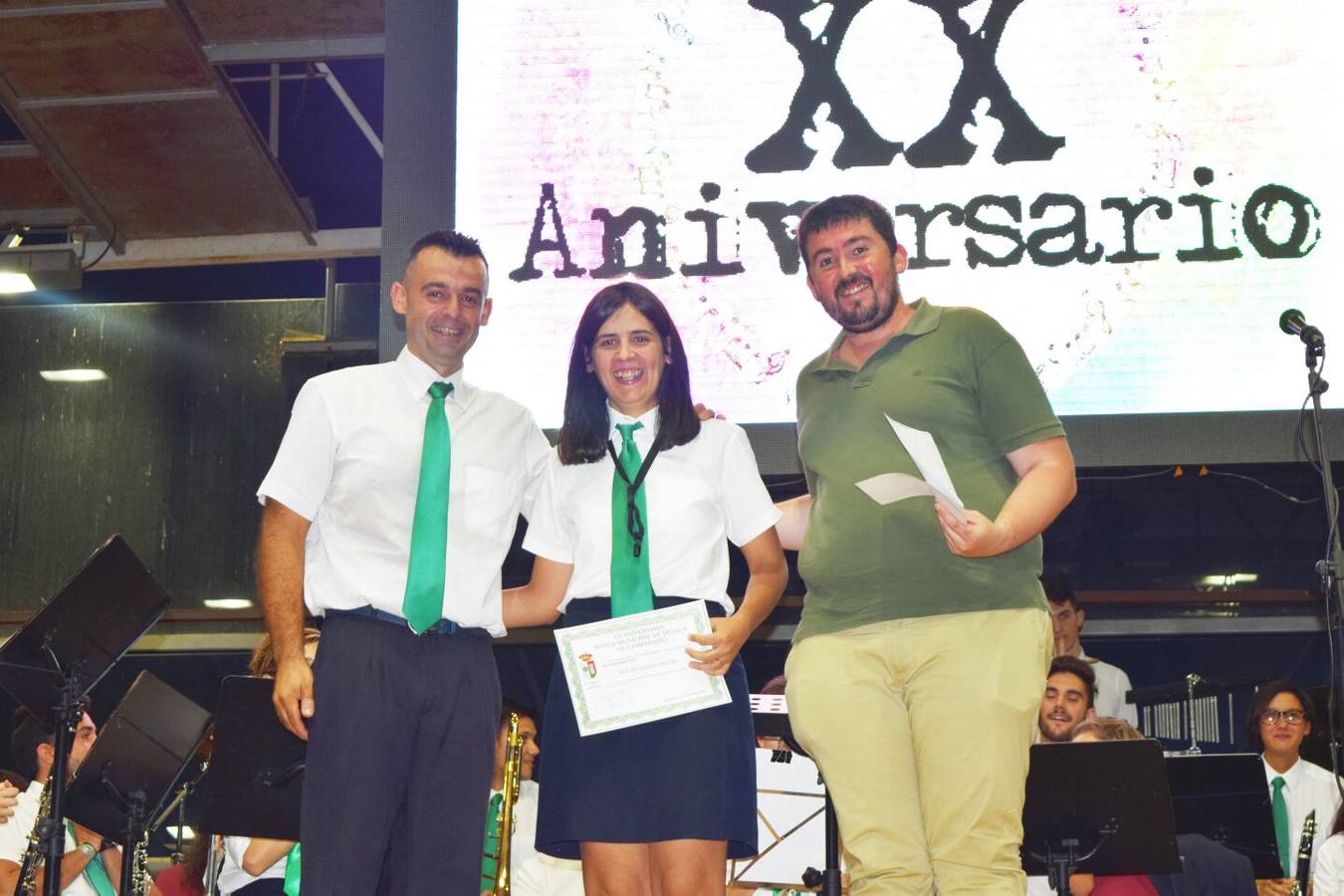 Una de las integrantes de la banda de música que recibieron el diploma a modo de reconocimiento. 