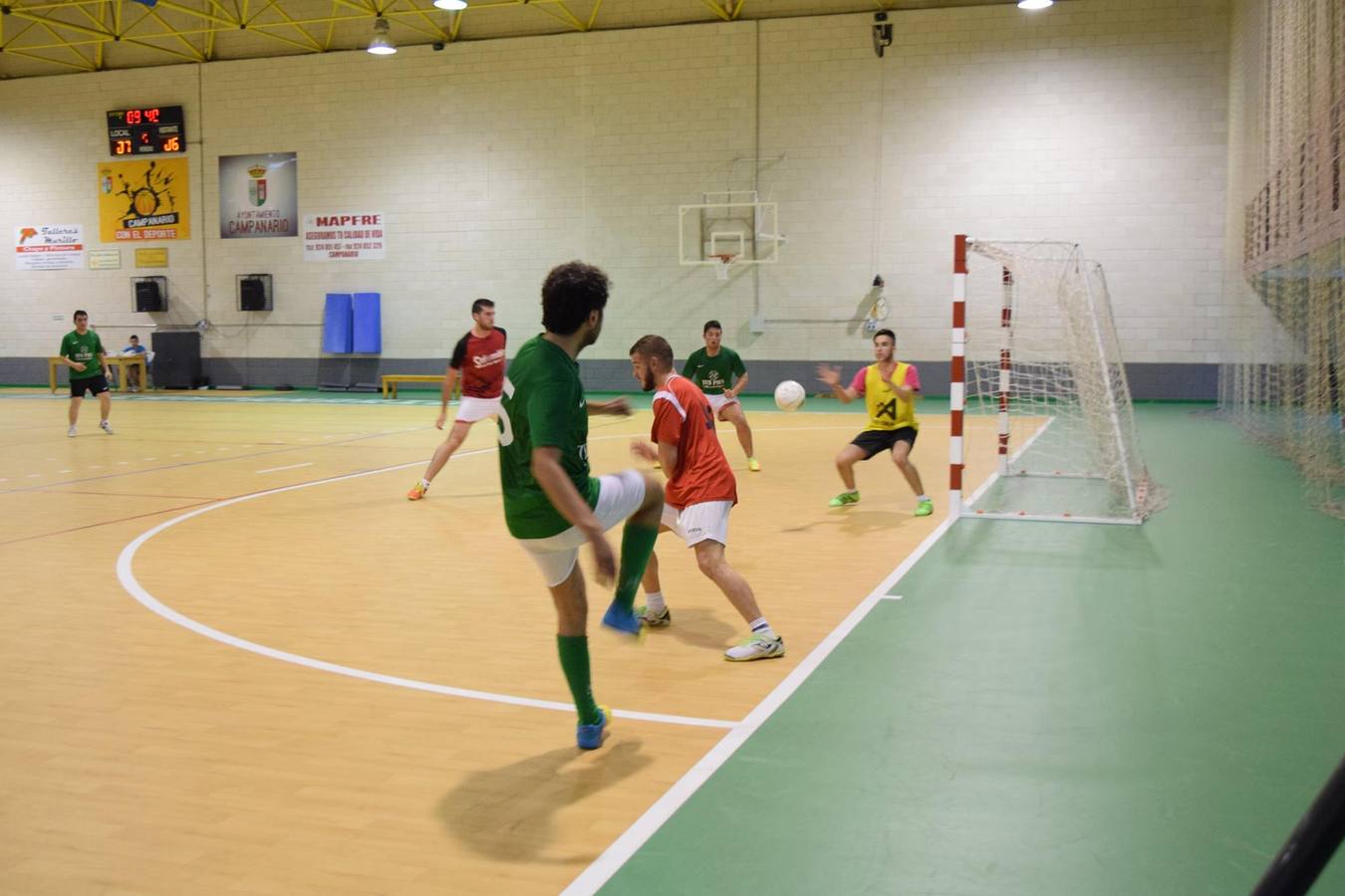 Momento de uno de los partidos de la liga de invierno de fútbol sala de Campanario. 
