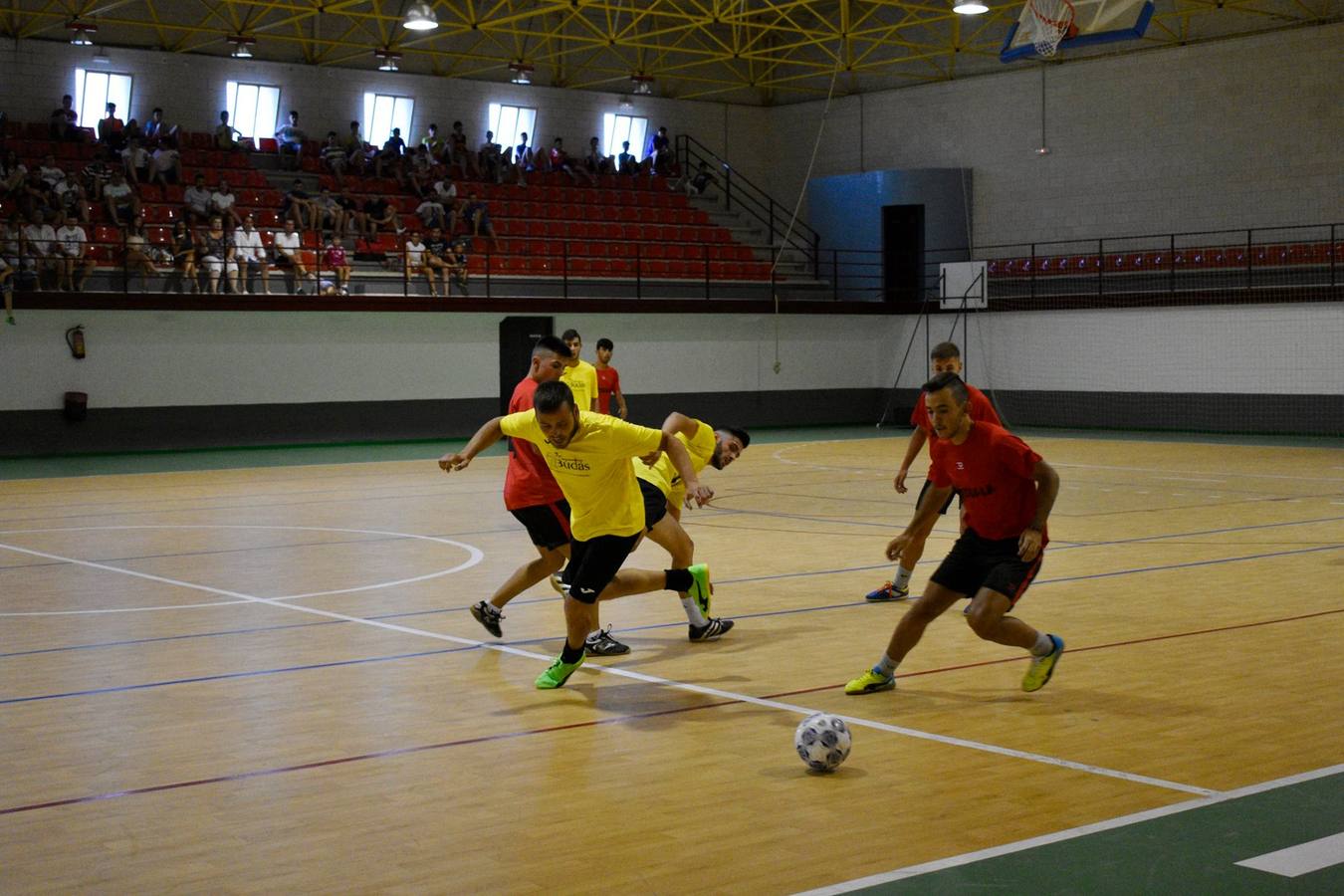 Momento de un partido de las 24 horas de fútbol sala de Campanario. A. C.