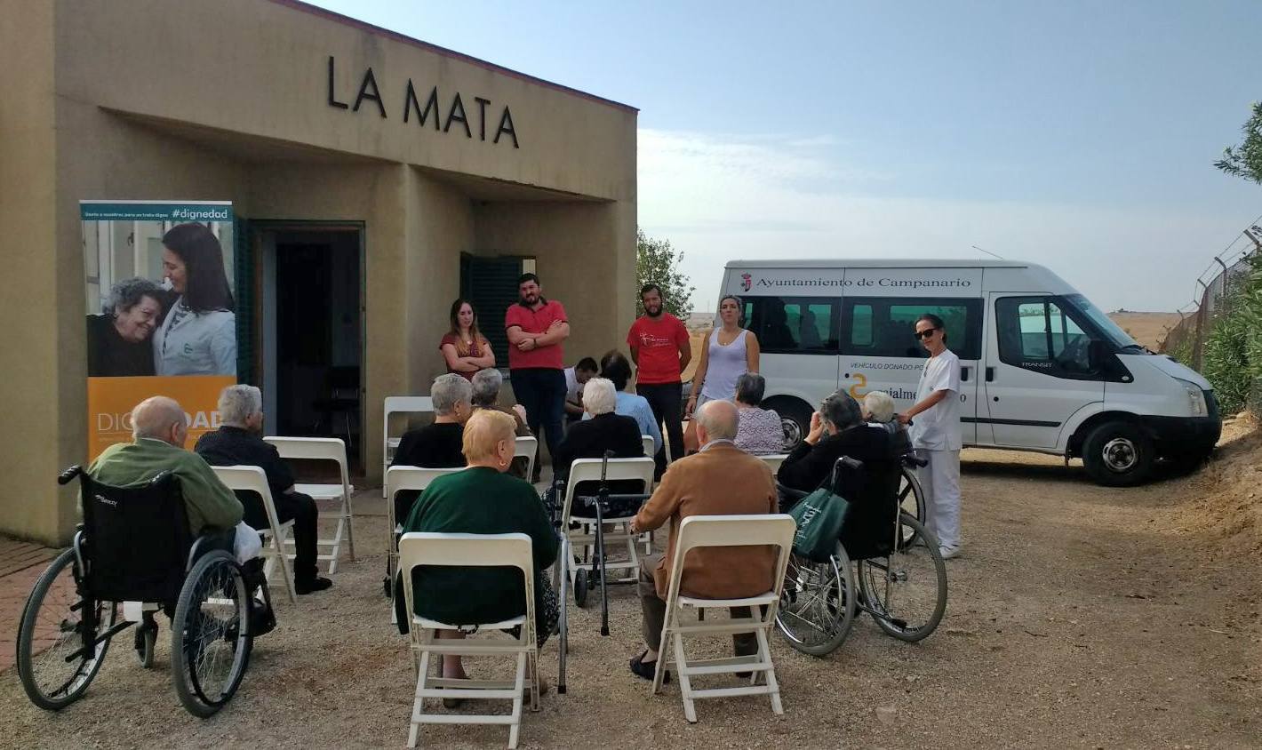 Los usuarios, durante su visita esta mañana al yacimiento de La Mata. 