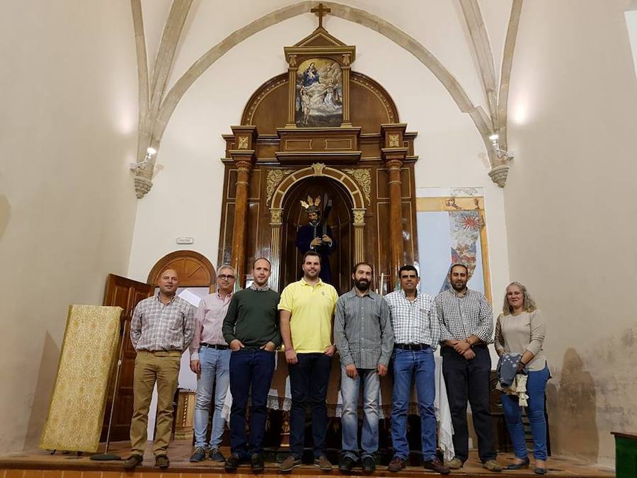 Miembros de la Hermandad del Nazareno con el ponente del viernes pasado. 