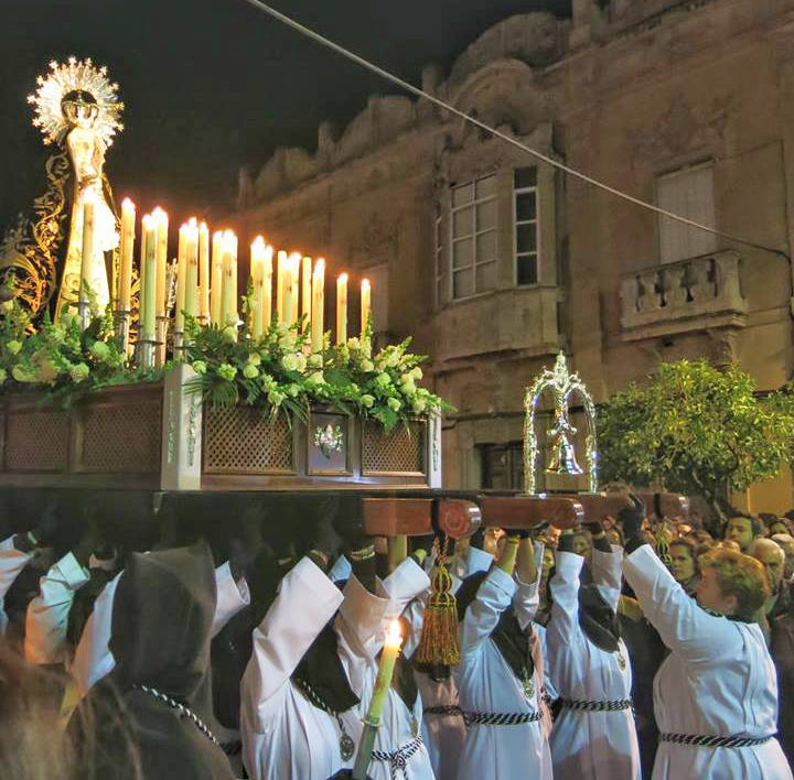 Magdalena como capataz --derecha-- de la Virgen de los Dolores. 