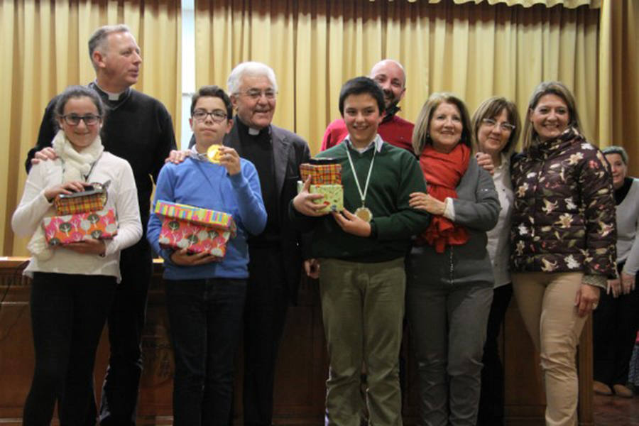 El alumno campanariense, Rodrigo Ramos, con los otros dos compañeros premiados, recibiendo sus galardones.  