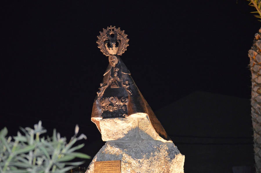 Una escultura de la Virgen de Piedraescrita preside ya la rotonda de entrada por Orellana