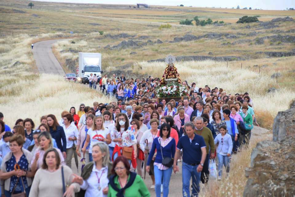 Cientos de vecinos arroparon a la Virgen de Piedraescrita en su regreso a la ermita. 