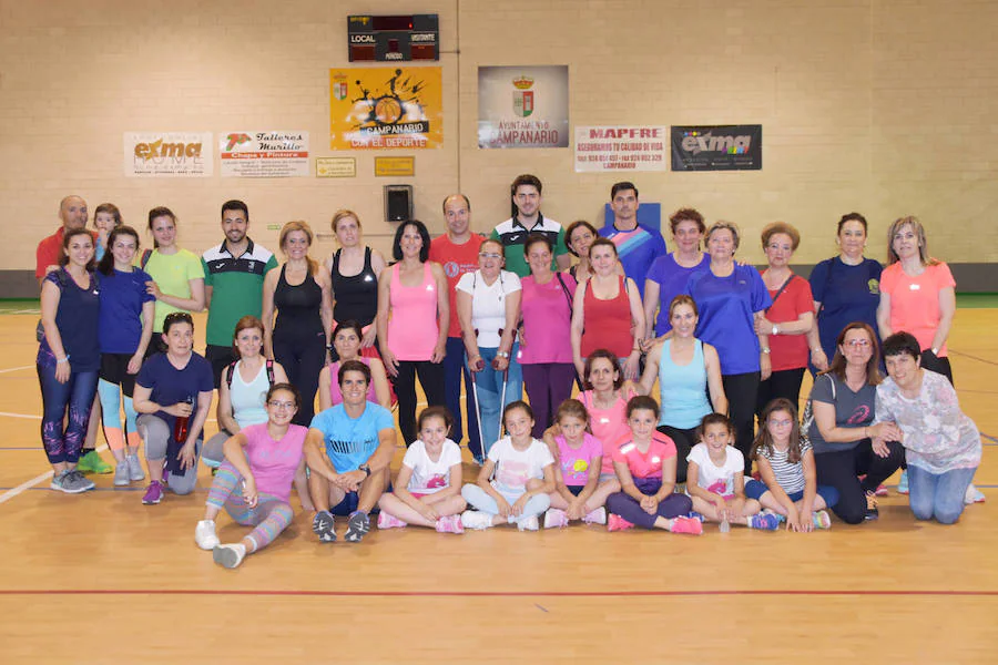 Foto de familia de algunos de los alumnos de las escuelas de adultos. 