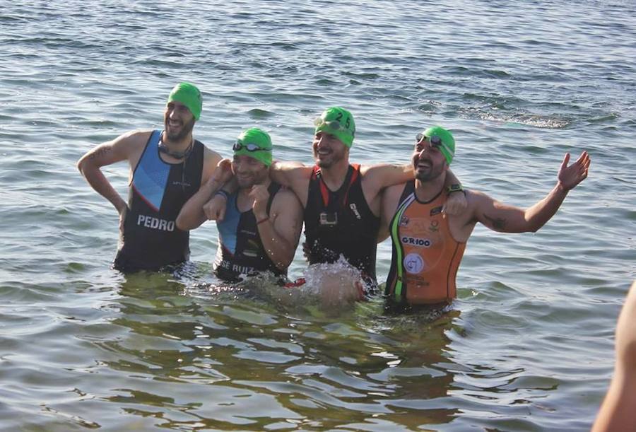 Dos integrantes de Los Zorros de La Serena completan el triatlón de Orellana