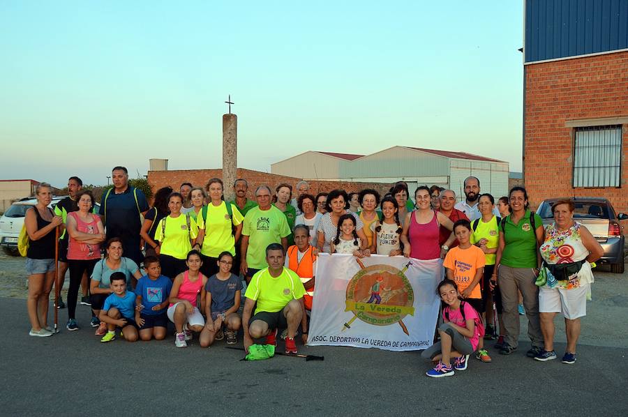 Senderistas que participaron en la ruta, antes de partir en la Cruz de Piedraescrita. M. P.