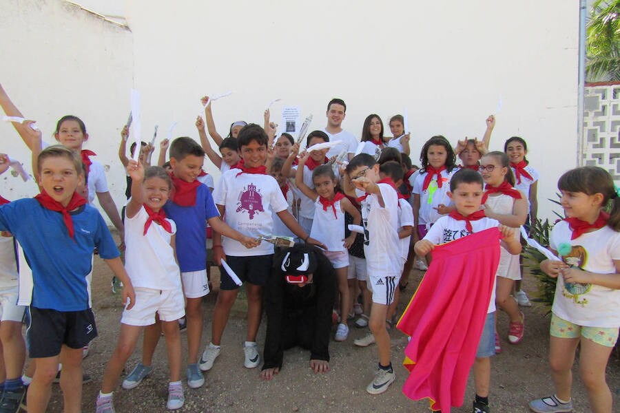 Durante el campamento, los niños y niñas recrearon los encierros de San Fermín. 