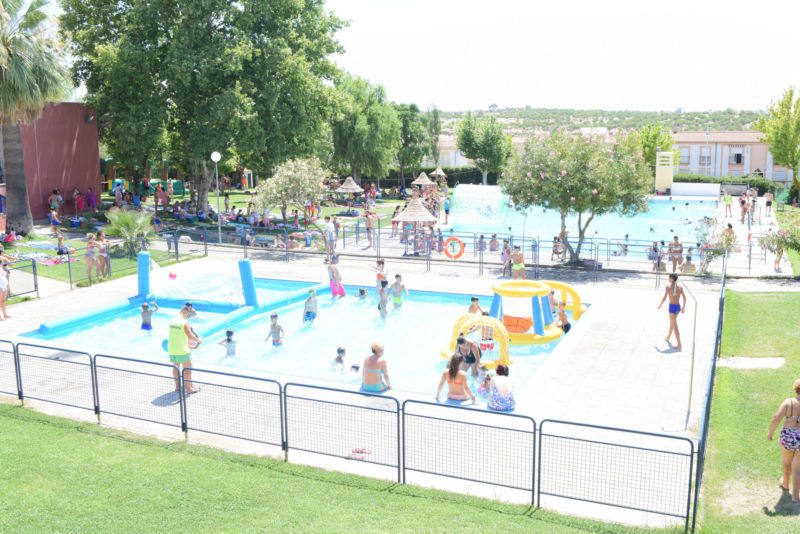 La piscina acoge este martes 7 una fiesta acuática infantil