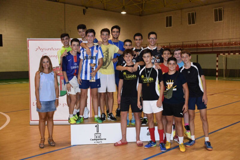 Los dos equipos finalistas  de cadetes con la concejala de Deportes. 