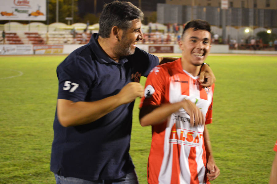 Paco Curro recibiendo ayer la felicitación de su entrenador, Juan García. 