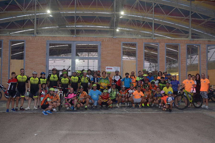 Foto de familia de los participantes en la ruta ciclista noturna de Los Zorros de La Serena. 