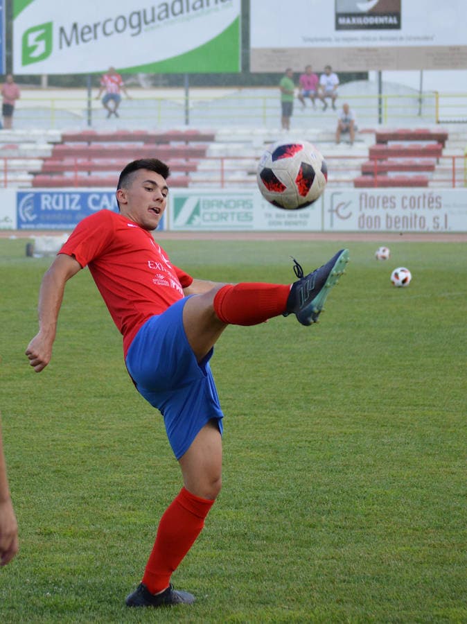 Paco Curro, durante el calentamiento con su equipo. 