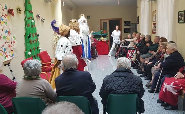 Los Reyes han visitado hoy a algunos mayores del municipio. 