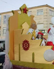 Imagen secundaria 2 - Niños y mayores disfrutan en la cabalgata de los Reyes Magos