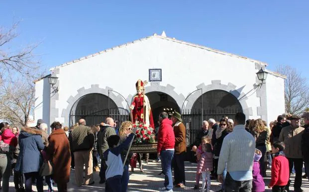 San Blas, a su salida de la ermita, vestido de rojo con uno de los trajes más antiguos. 