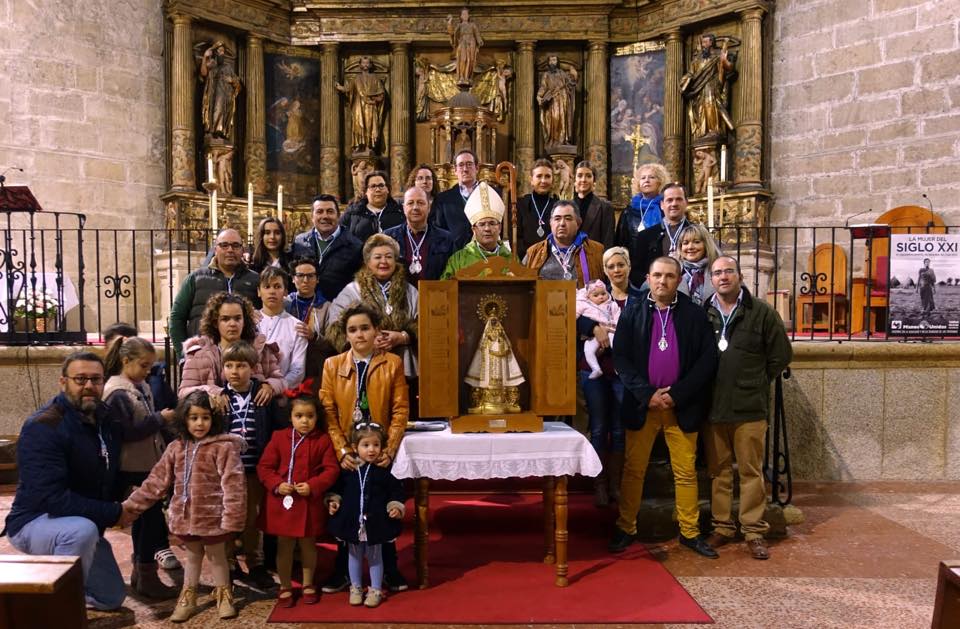 El Obispo impone medallas de la Virgen a aficionados caballistas