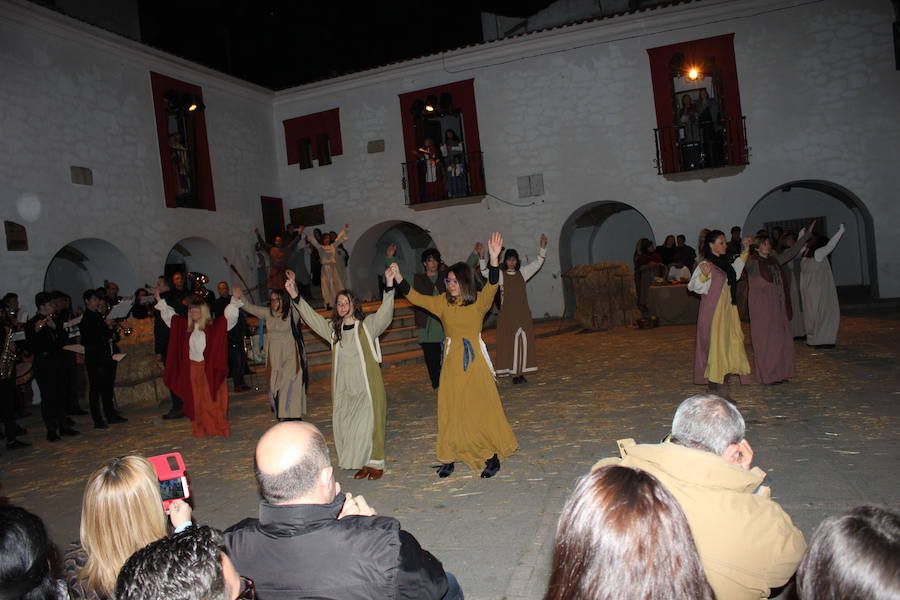 Imagen principal - Una multitud presencia la recreación histórica del Privilegio de Sancho IV