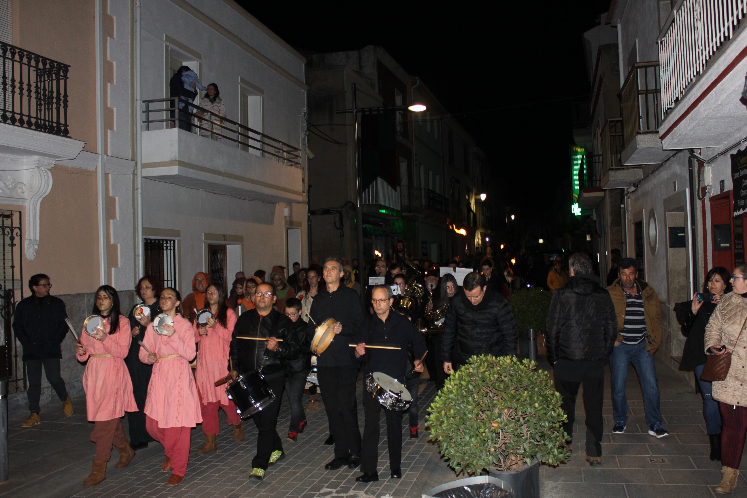 Imagen secundaria 1 - Una multitud presencia la recreación histórica del Privilegio de Sancho IV