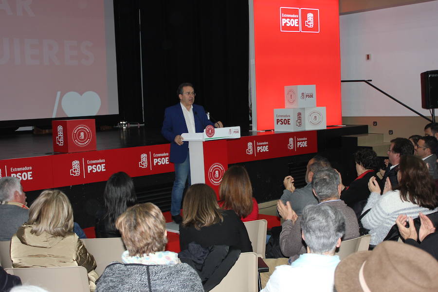 Imagen secundaria 1 - El empleo y los jóvenes, claves anoche en el discurso de los socialistas