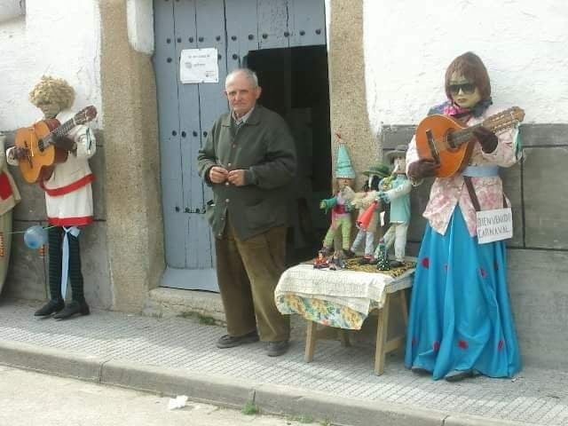 Honorio Pacheco, junto a sus bujacos, años atrás. CEDIDA