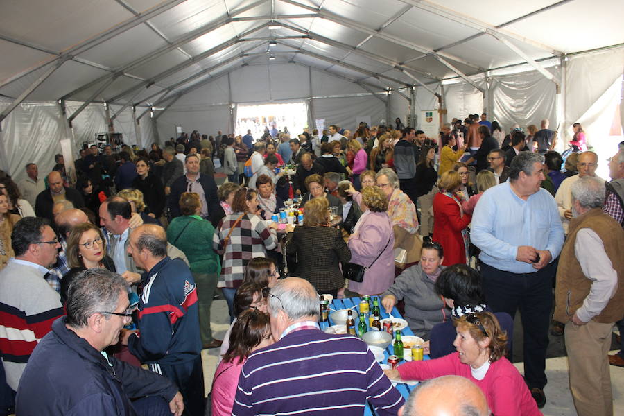 Numerosas personas degustaron y compraron artesanía ayer, en la plaza de Sancho IV. L.C.G.