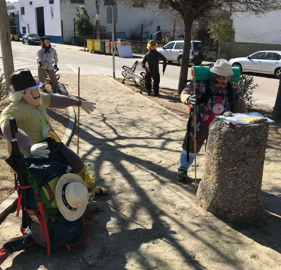 Cuatro bujacos peregrinos junto a la ermita de Santiago. TONY Y JORGE HINOJAL