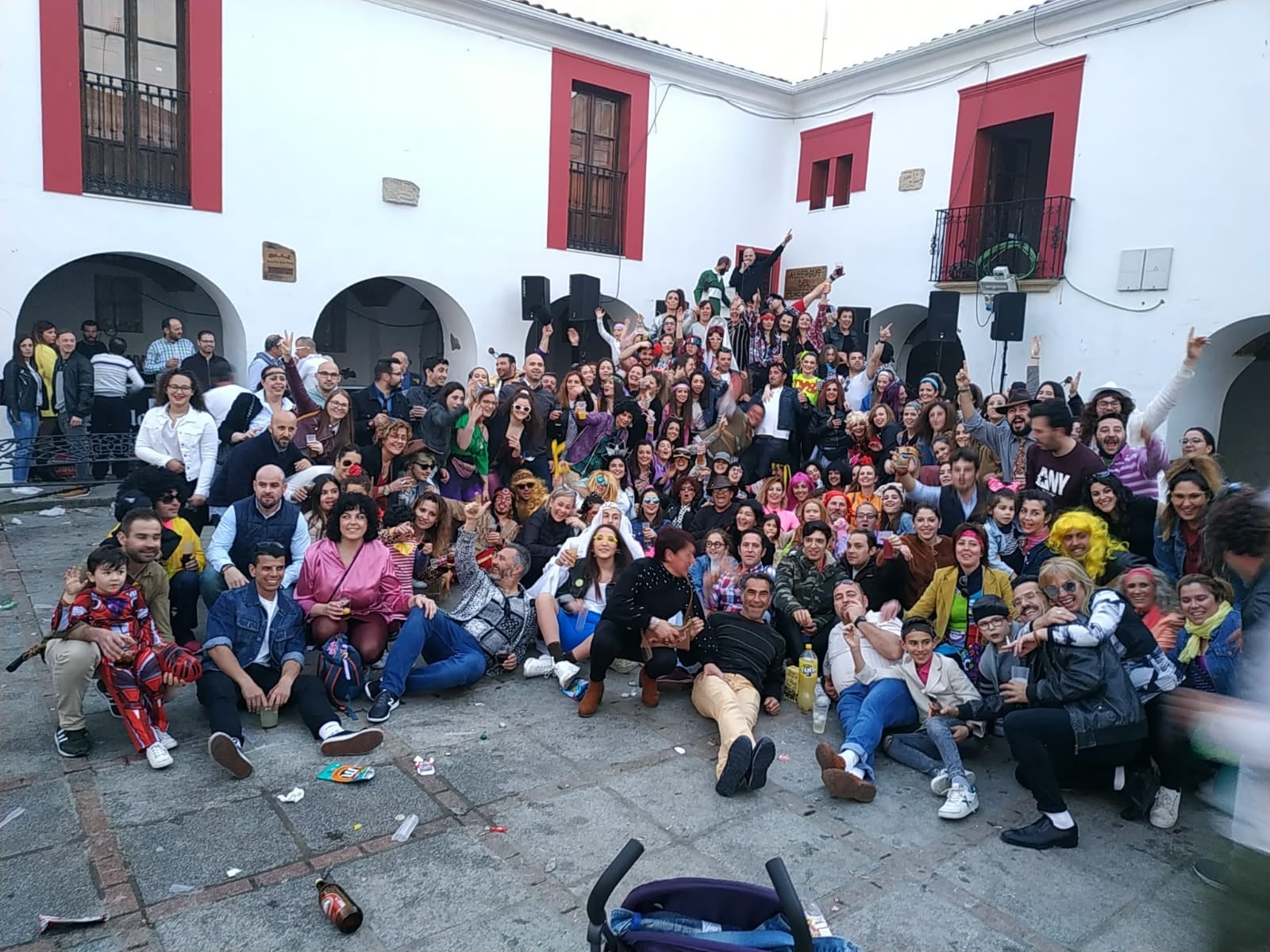 Foto de grupo de buena parte de los asistentes a la fiesta ochentera en la plaza de España. 