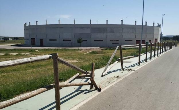 Impactan de nuevo contra las vallas de madera del carril bici de La Charca