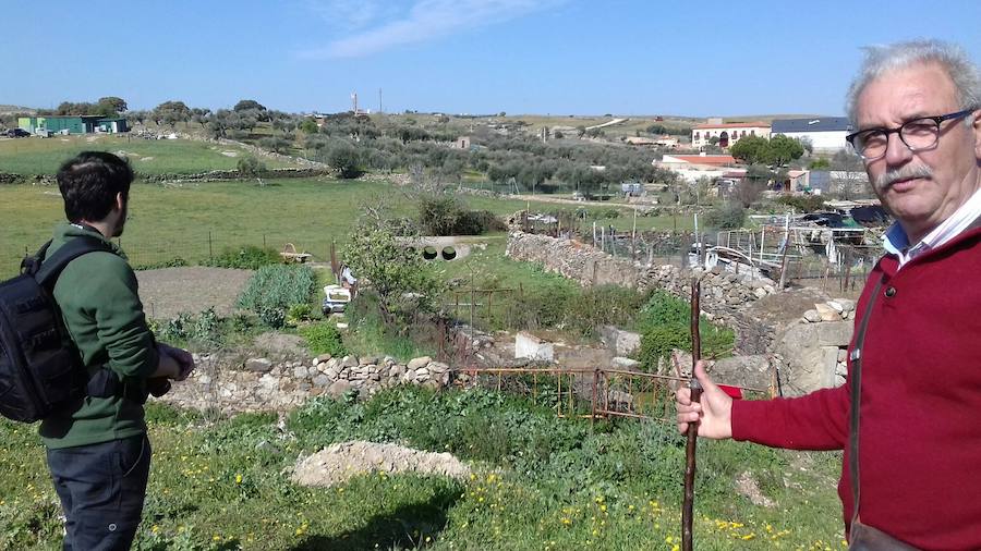 Imagen secundaria 1 - Arriba el Pozo Las Cadenas. Abajo la desembocadura de La Charca. A la derecha el cauce. 