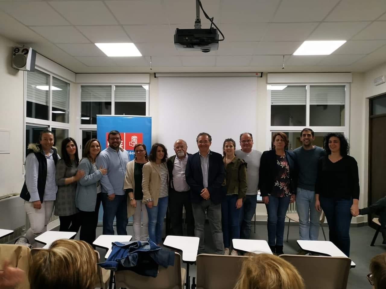 Primera foto de familia de los integrantes de la candidatura, anoche. CEDIDA