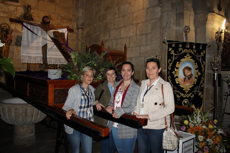 Cuatro de las casareñas que portarán al Cristo mañana. 