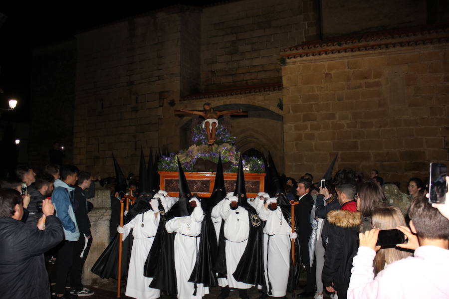 El Cristo de la Peña desfila ante una constante amenaza de lluvia