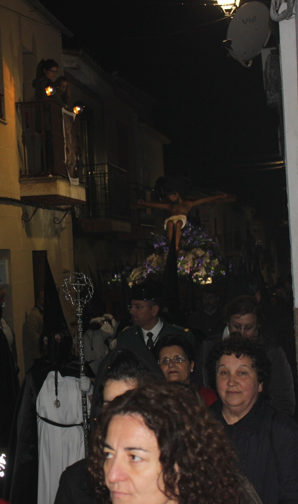 Imagen secundaria 2 - Arriba el Cristo a su paso por Gabriel y Galán. Abajo cruz el túnel de Hernán Cortés, y a la derecha la calle Santiago. 