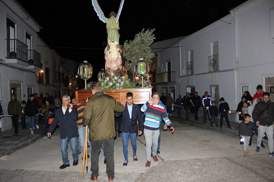 Imagen principal - Los tres primeros pasos del desfile. La Columna volvió a ser cargada por mujeres.