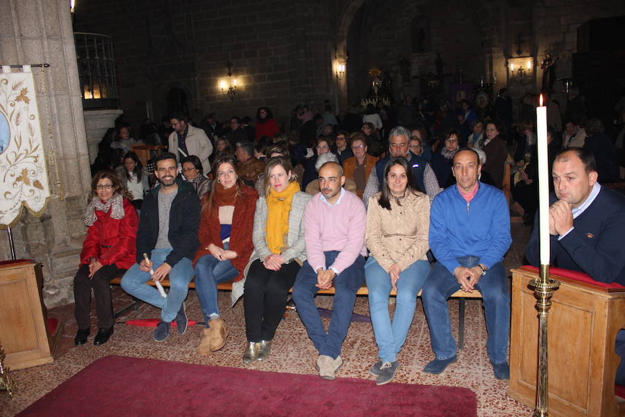 Imagen secundaria 1 - La Piedad, el recibimiento de La Soledad en la parroquia, y la cofradía del Santísimo ante el Monumento.