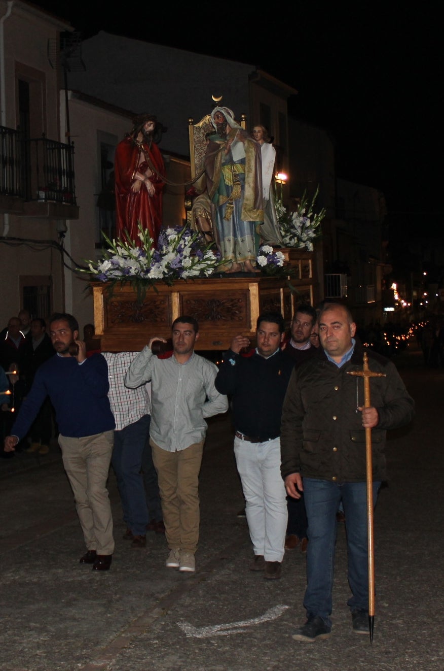 Imagen secundaria 2 - Los casareños arropan a las nueve imágenes del desfile de Jueves Santo