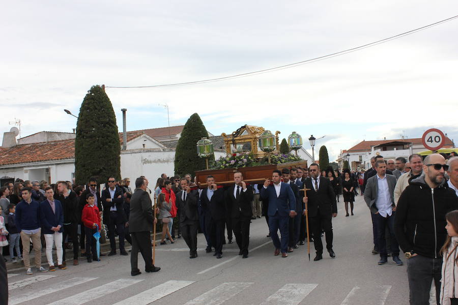 Imagen principal - La caja del Cristo yacente, arropada por los representantes de la cofradía del Santísimo.