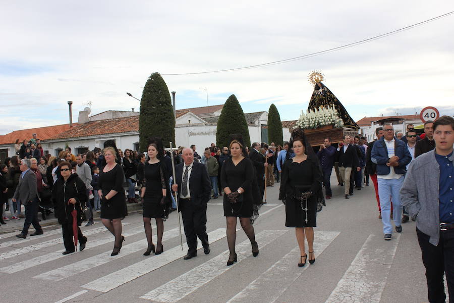Imagen secundaria 1 - La banda municipal de música acompañó a los asistentes. La cofradía de la Vera Cruz precedió a la Virgen.