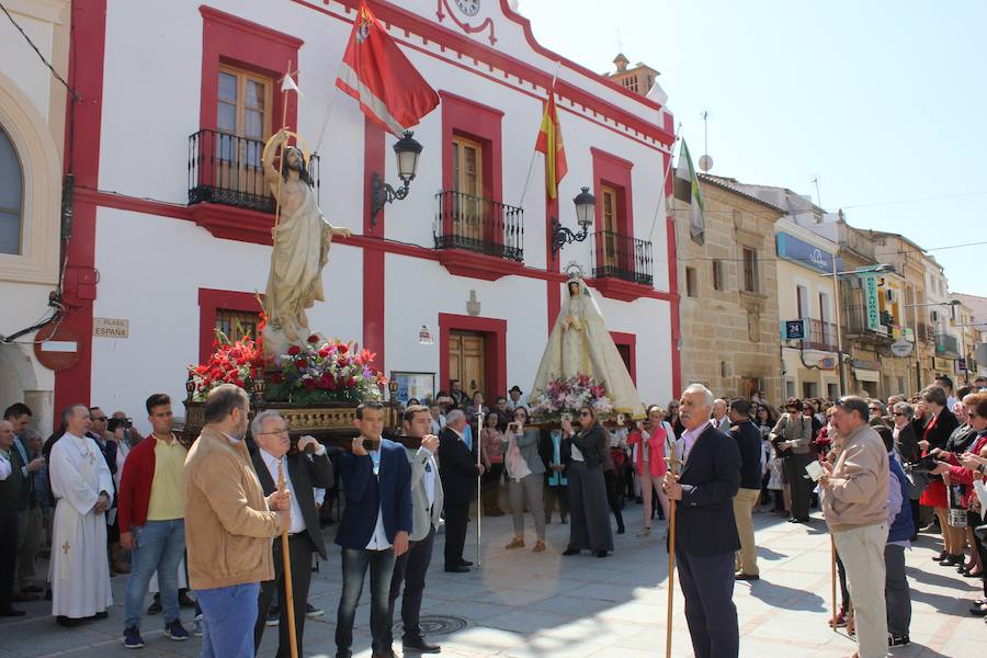 Numerosas personas han acompañado a las imágenes a la parroquia tras el Encuentro. 