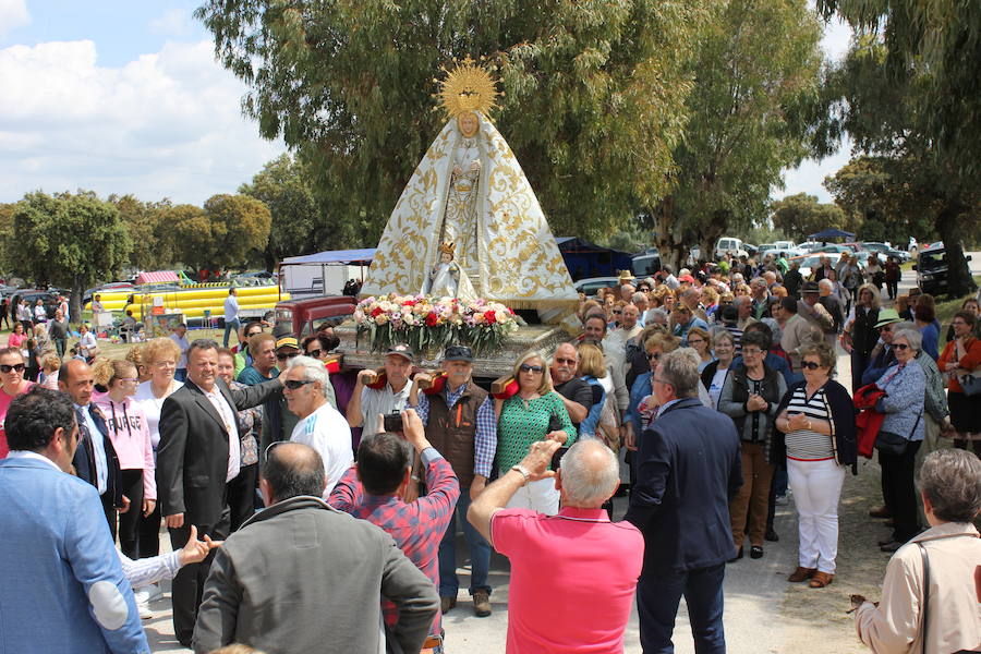 Muchos devotos han ofrecido sus hombros a la Virgen. 