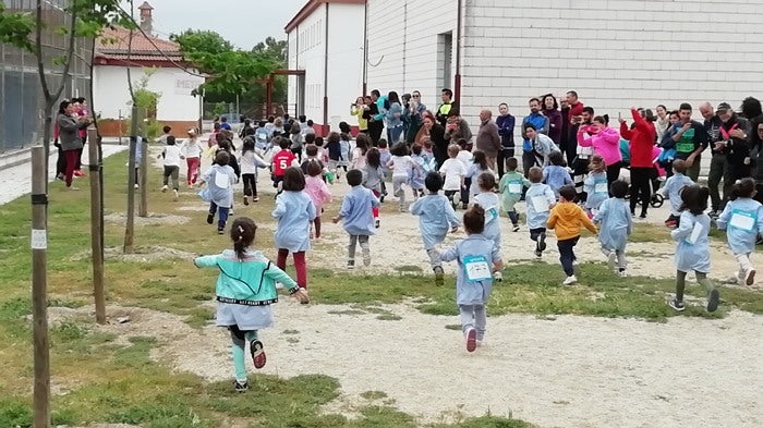 Niños de Infantil del León Leal han realizado hoy la carrera en el patio del centro. 