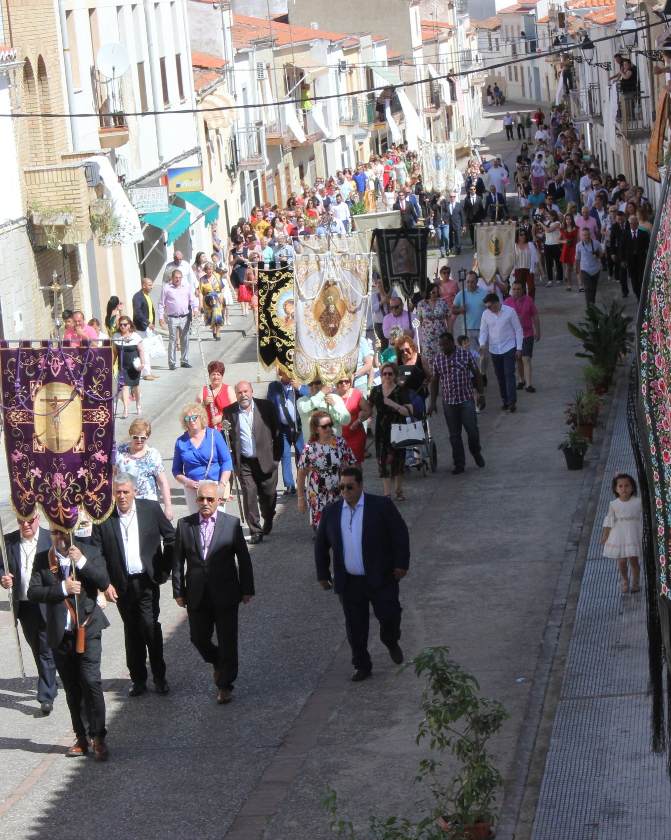 Imagen secundaria 2 - Las calles vuelven a engalanarse para la festividad del Corpus Christi