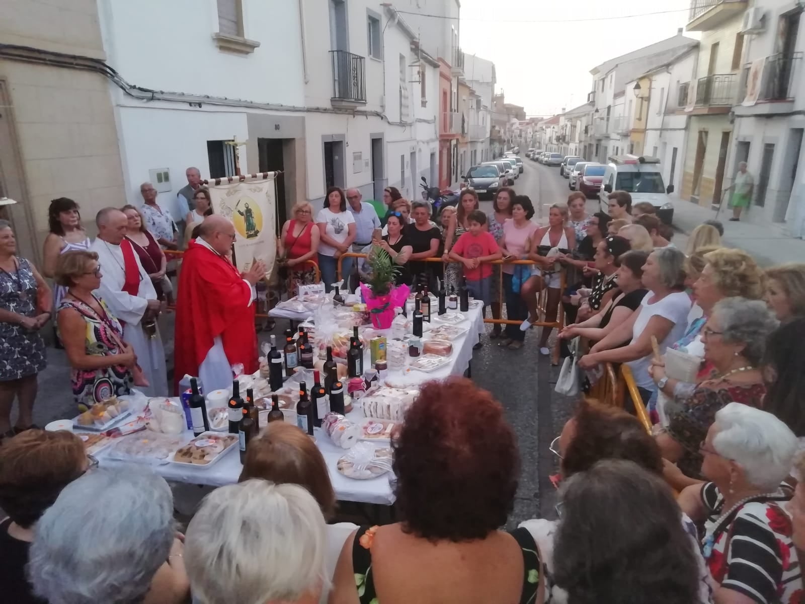 La Mesa tuvo lugar ayer tras la misa, junto a una vivienda de la calle El Santo. L.C.G.