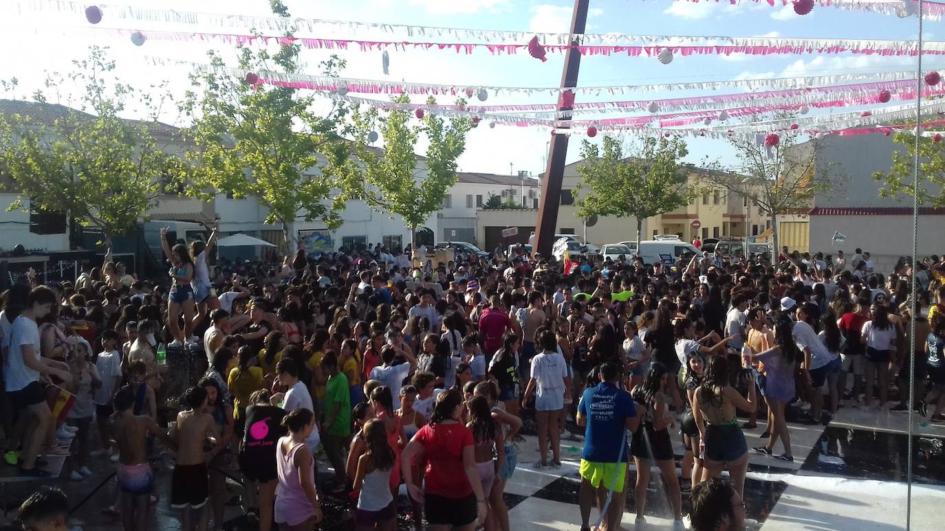 El Ayuntamiento estudia vallar la zona el próximo año para evitar el acceso de vidrio a la plaza. 