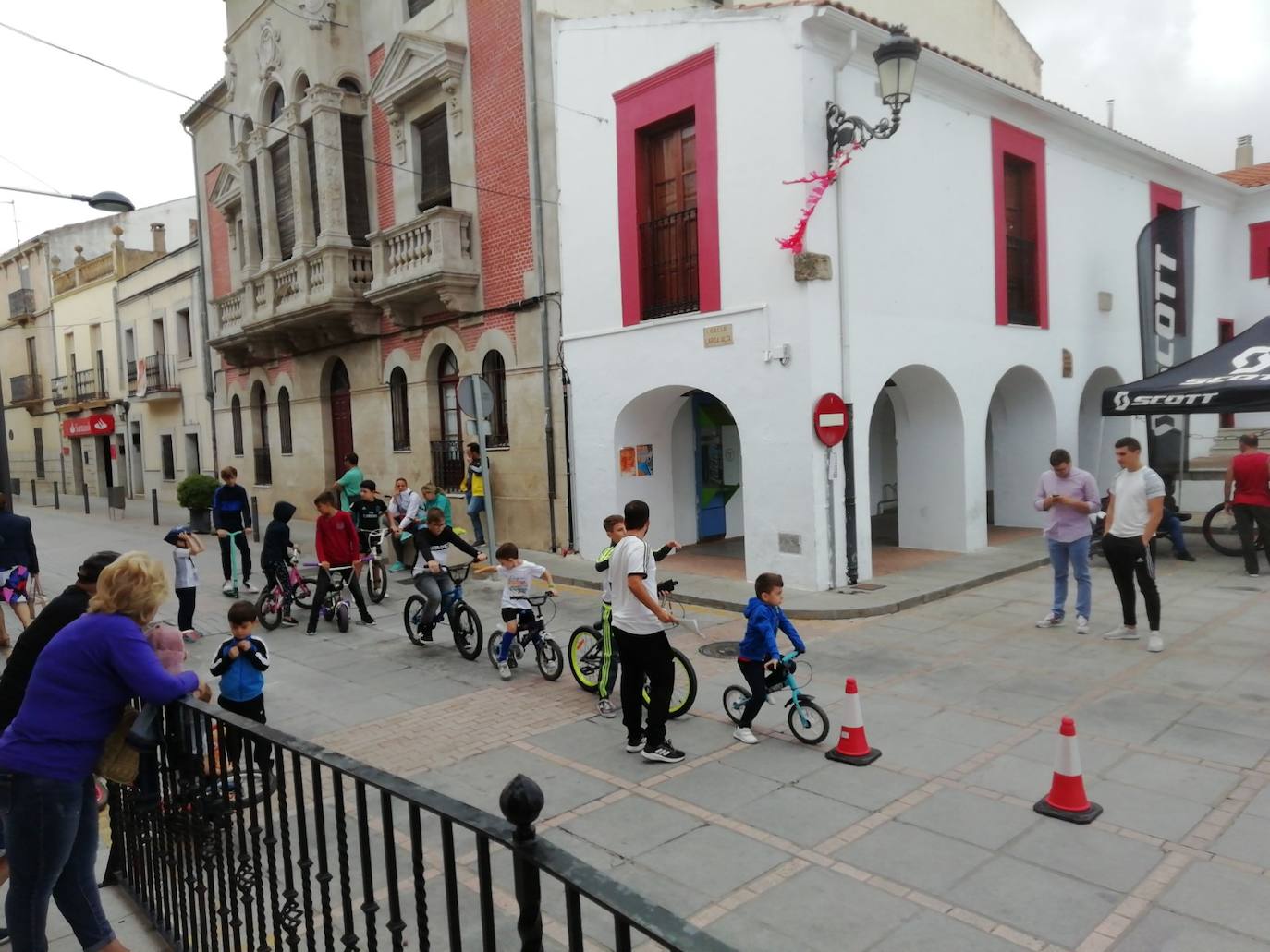 El Día sin coches se celebró ayer con distintas actividades en la plaza de España. 